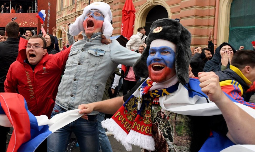 Maskvos gatvėse žmonės šventė Rusijos rinktinės pergalę prieš Ispaniją.