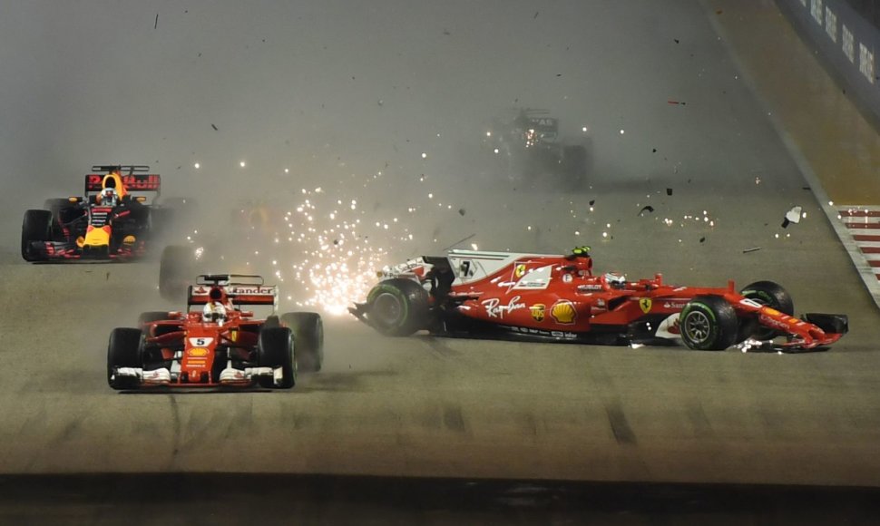 Singapūro F-1 GP Sebastianas Vettelis sukėlė didelę avariją