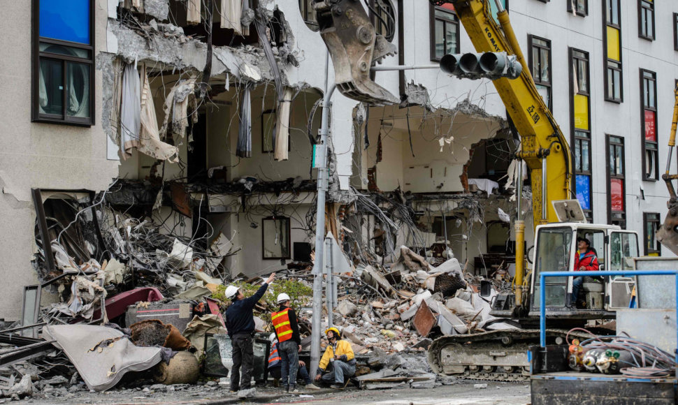 Taivane griaunamas per žemės drebėjimą apgadintas pastatas