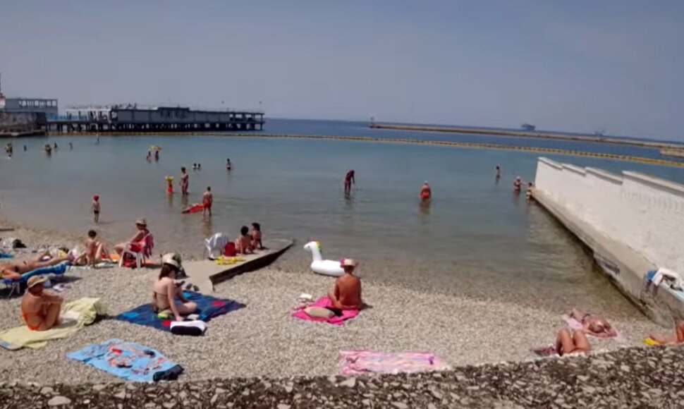 Trieste paplūdimyje vyrai ir moterys yra atskirti siena.