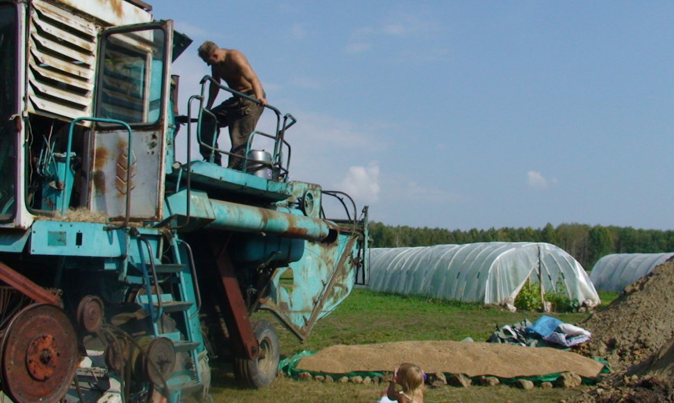Romas Zamolskis Rusijoje šeimos ūkyje dirba traktoriumi