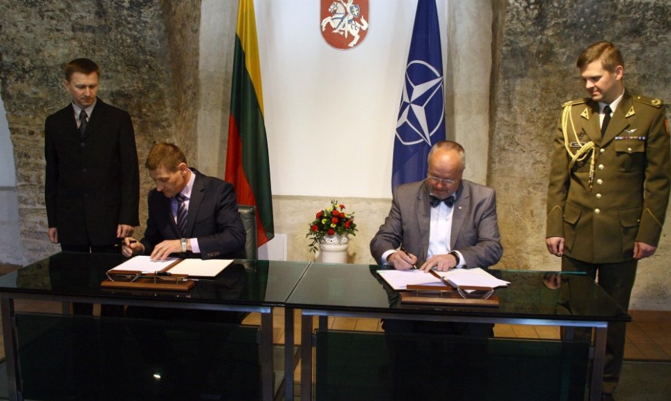 Bendradarbiavimo sutartį pasirašė krašto apsaugos ministras Juozas Olekas ir asociacijos pirmininkas Robertas Jurgelaitis