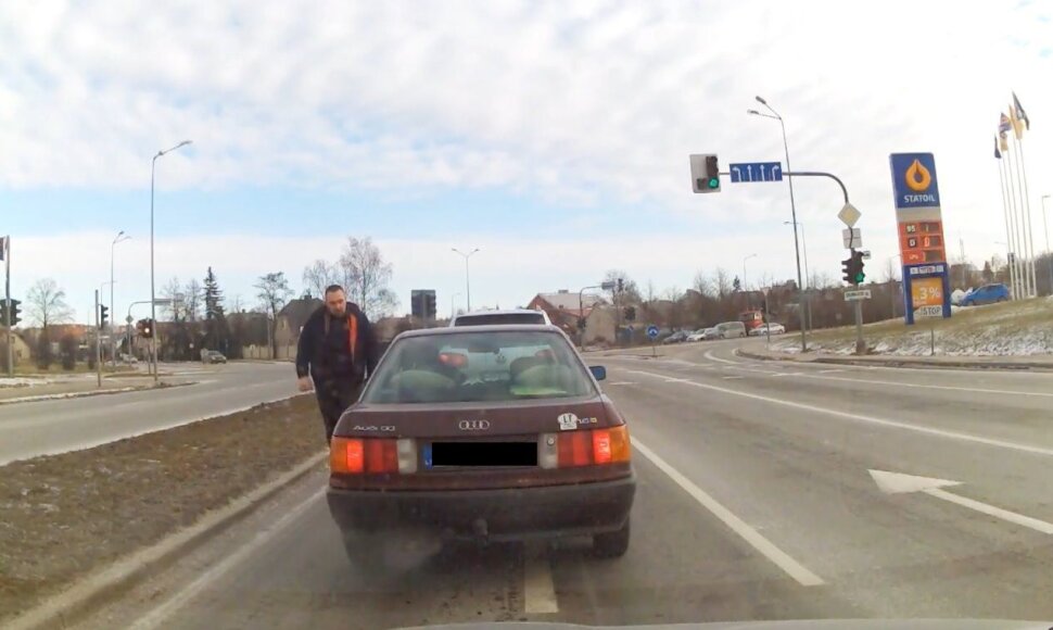 Gatvėje užfiksuotas užpuolikas