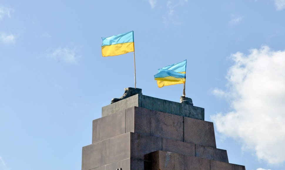 Ukrainos vėliavos buvusio paminklo Leninui vietoje