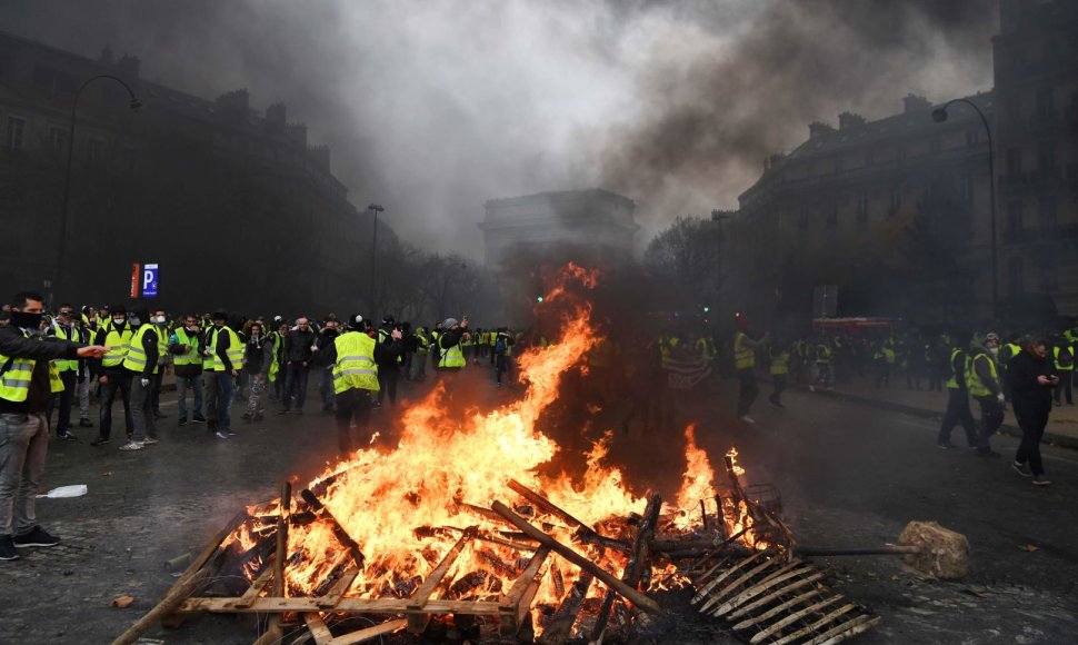 „Geltonųjų liemenių“ protestai prieš E.Macroną peraugo į susirėmimus