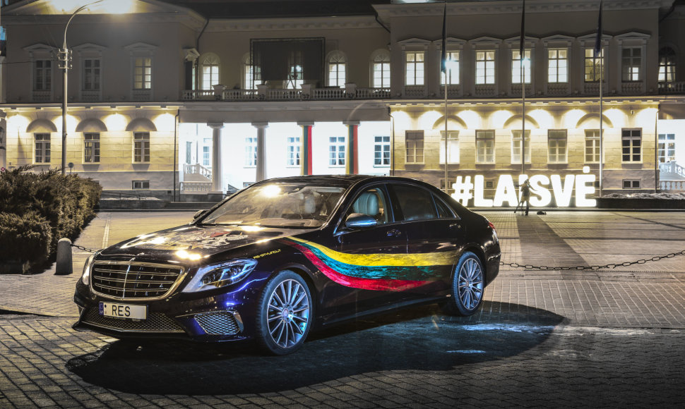 Vasario 16-ąją Vilniaus gatvėse pasirodė patriotinis „Mercedes Benz“