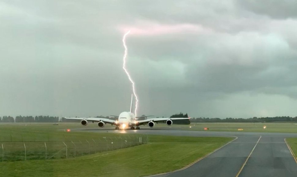 Žaibas, trenkiantis prie lėktuvo