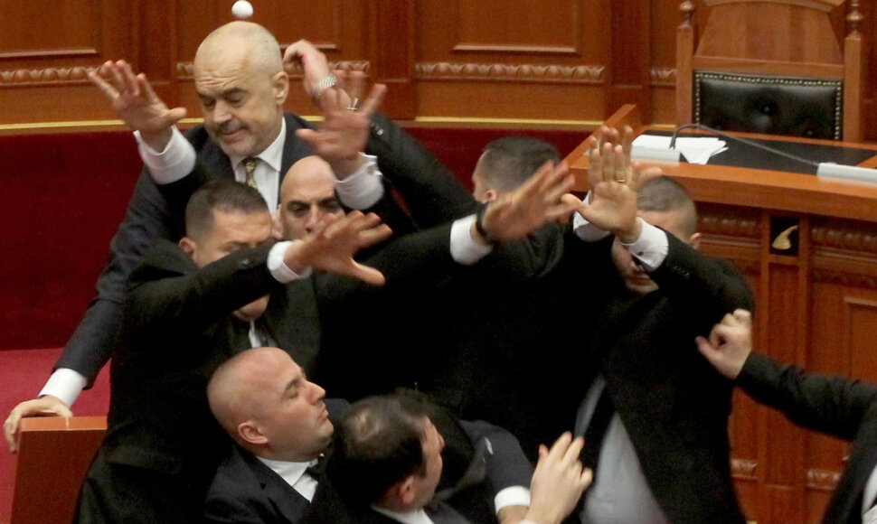 Albanijos premjeras parlamente buvo apmėtytas kiau&scaron;iniais.