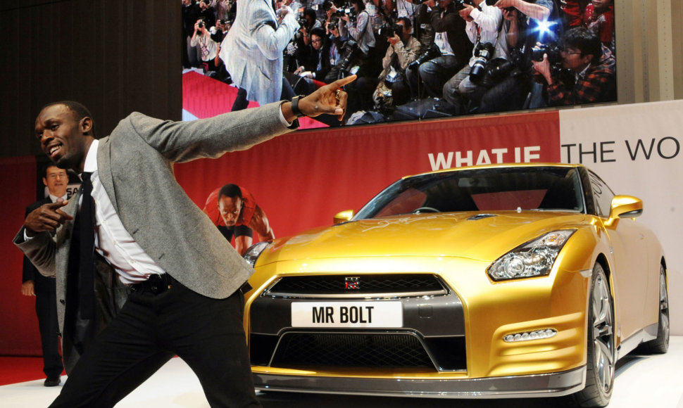 Usainas Boltas šalia savo auksinio „Nissan“ GT-R.