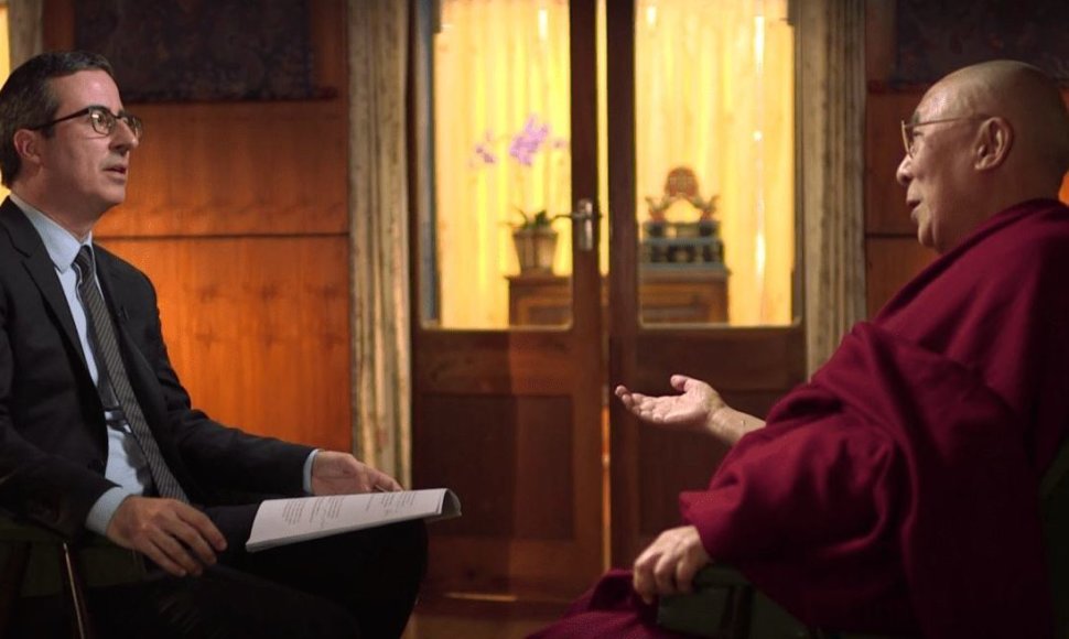 Johnas Oliveris kalbina Dalai Lamą