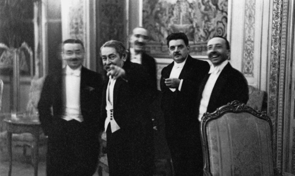 Aristide‘s Briandas rodo į Erichą Salomoną sušukdamas „Štai! Pažiūrėkit!“, Paryžius, 1931 m. 