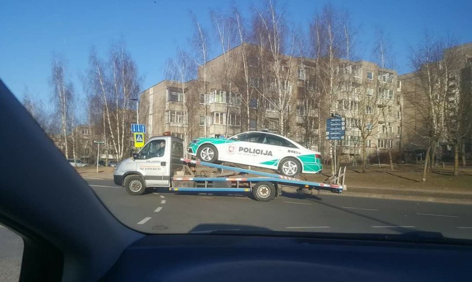 Socialiniuose tinkluose plintanti nuotrauka: autovežis gabena policijos „Audi A6“