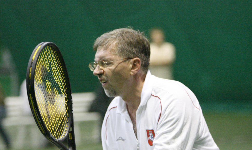 Gediminas Kirkilas žaidžia tenisą