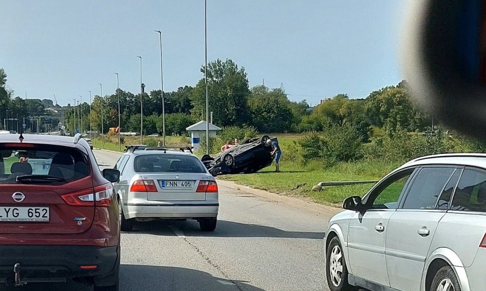 Klaipėdoje, Liepų gatvėje, penktadienio popietę vertėsi automobilis.