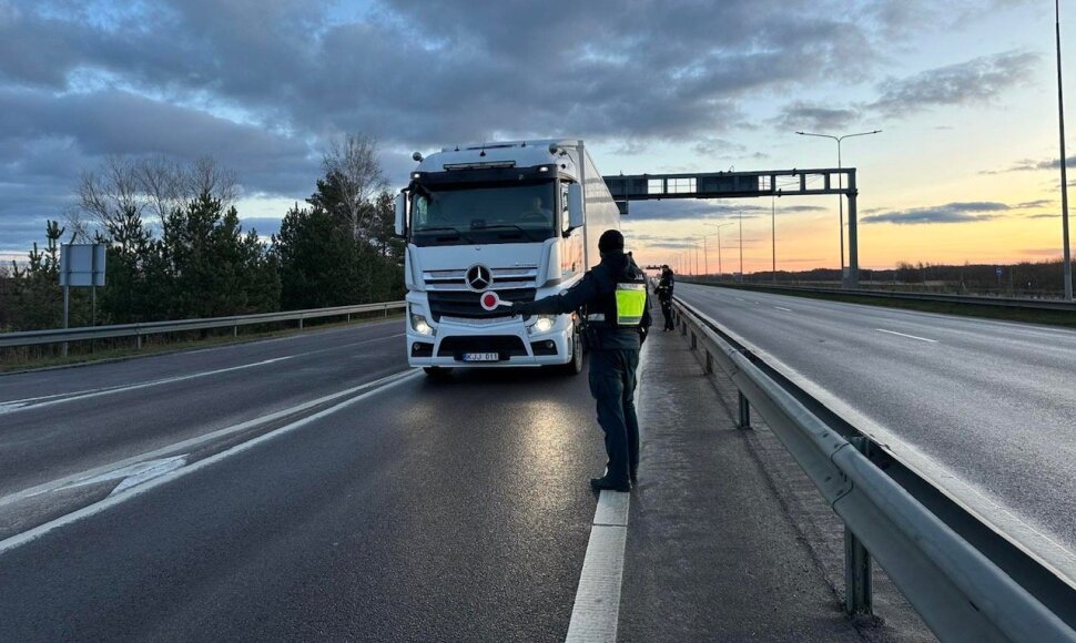 Reido metu pareigūnai tikrino stambiagabaričių automobilių vairuotojus