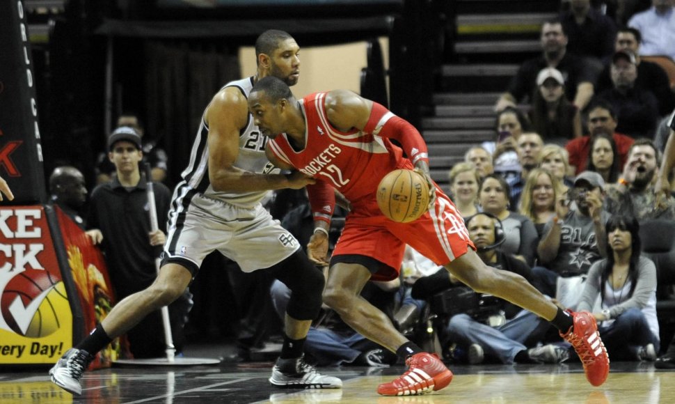 „Rockets“ puolėjas Dwighast Howardas prieš „Spurs“ žaidėją Timą Duncaną