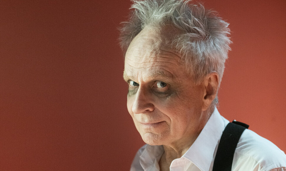 Vytautas Anužis prie&scaron; spektaklį. Roger Vitrac, &bdquo;Viktoras, arba Vaikai valdžioje&ldquo;, rež. Gintaras Varnas, Lietuvos nacionalinis dramos teatras, 2024