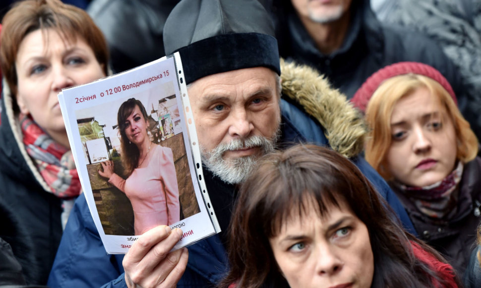 Žmonės prie Kijevo policijos būstinės reikalauja nešališko Irynos Nozdrovskos nužudymo tyrimo.
