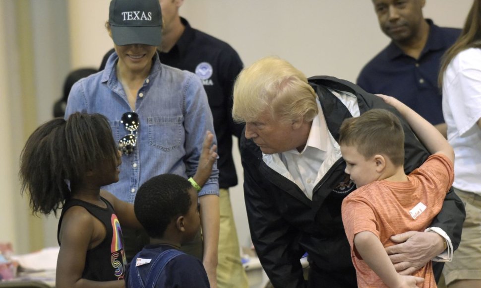 Donaldas Trumpas susitiko su žmonėmis, kurie nukentėjo nuo Harvey 
