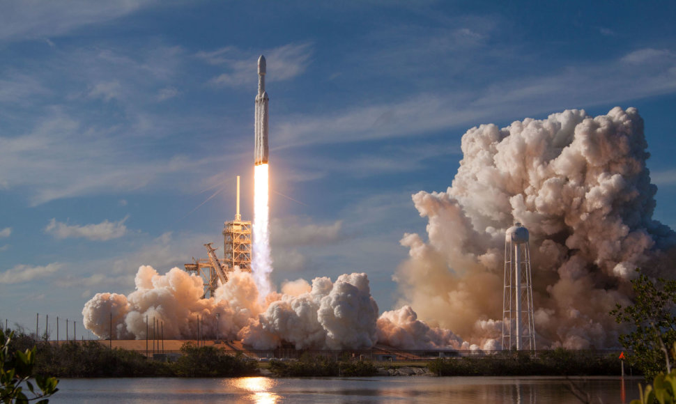 „SpaceX“ sėkmingai paleido galingiausią pasaulyje raketą