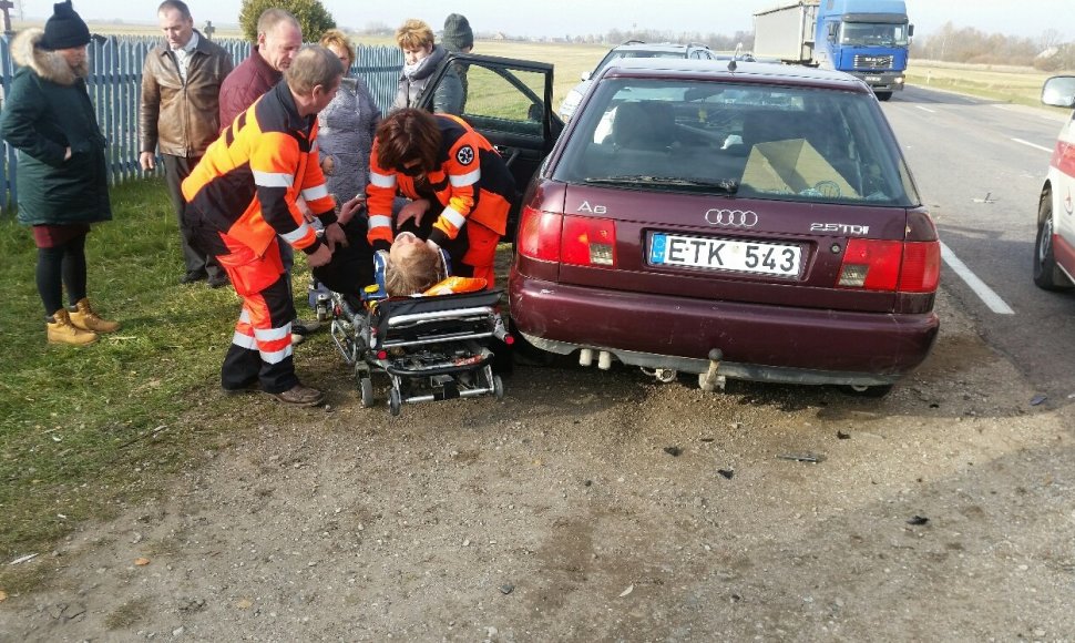 Netoli Dotnuvos avarijos metu susidūrė sunkvežimis ir „Audi“ 