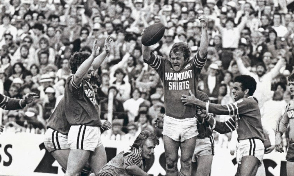 Tommy Raudonikis (su kamuoliu) buvo vienas ryškiausių Australijos regbio žaidėjų 1969-1982 metais.