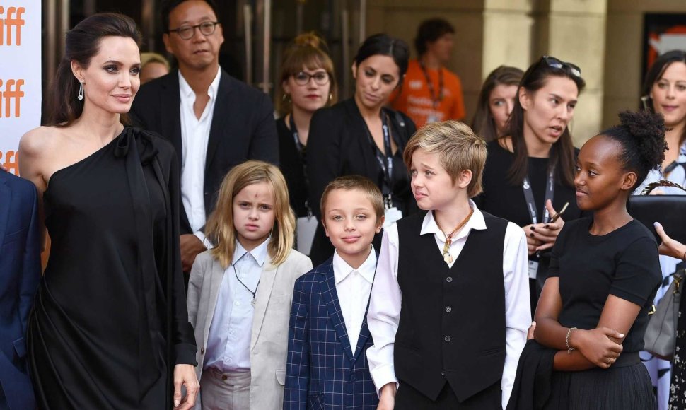 Angelina Jolie su vaikais (iš kairės) Vivienne, Knoxu, Shiloh ir Zahara