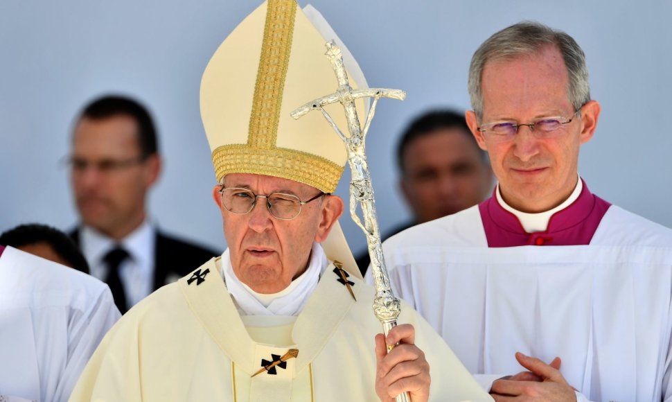 Popiežiaus Pranciškaus aukotos mišios Abu Dabyje