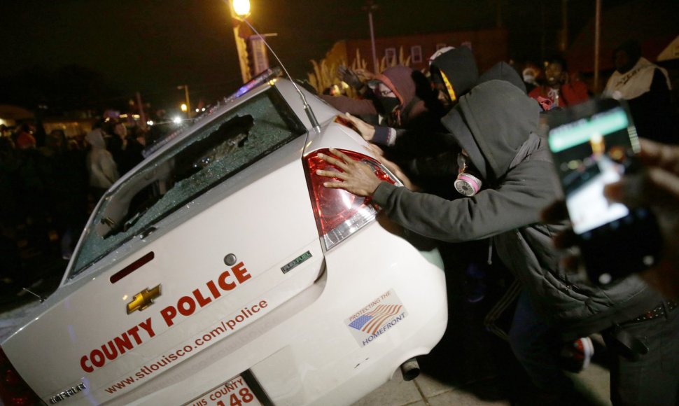 Protestuotojai Fergusone bando apversti policijos automobilį