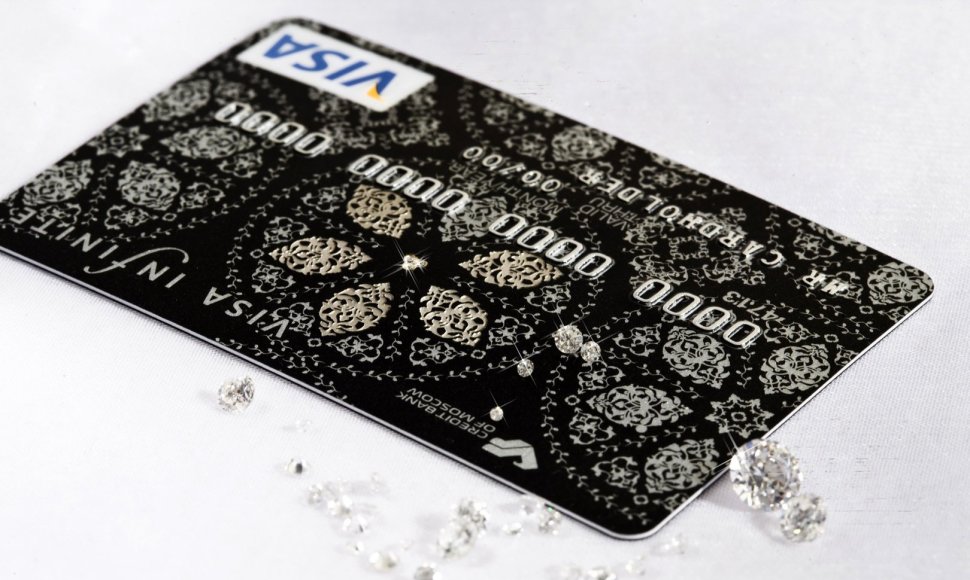 Deimantais inkrustuota kreditinė kortelė vieno Rusijos banko kortelė