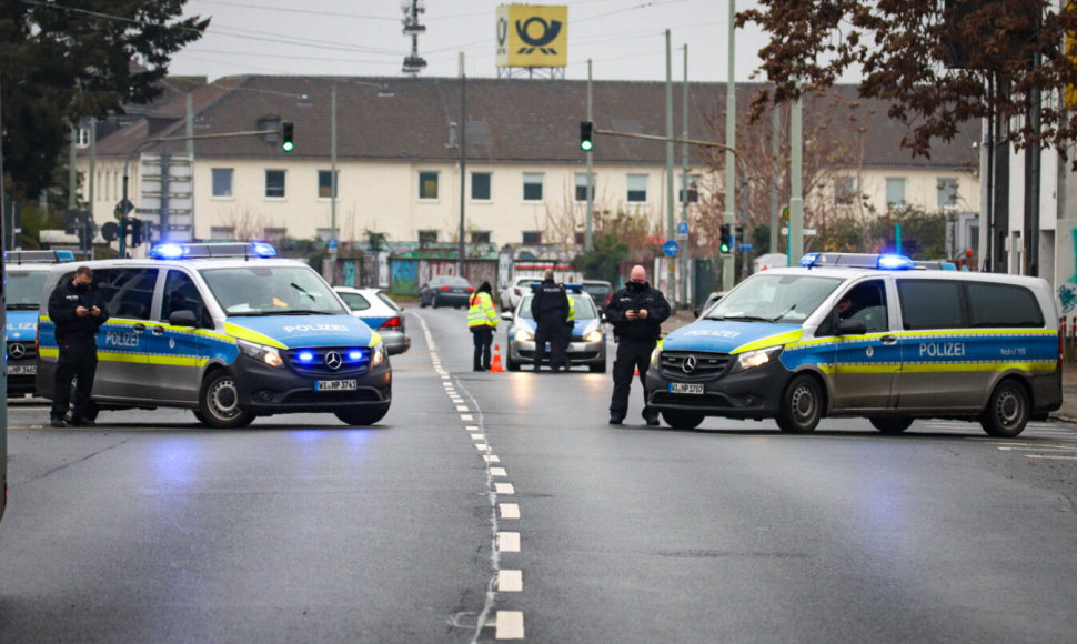 Vokietijos policija saugo teritoriją, kurioje vyksta išminavimo darbai