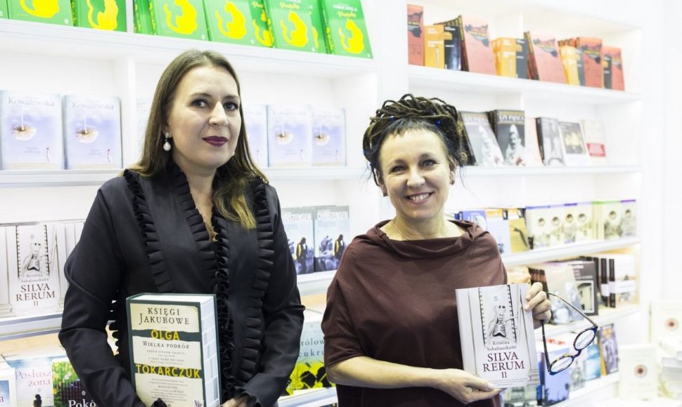 Kristina Sabaliauskaitė su rašytoja, „Man Booker International“ premijos laureate Olga Tokarczuk, Krokuvos knygų mugėje