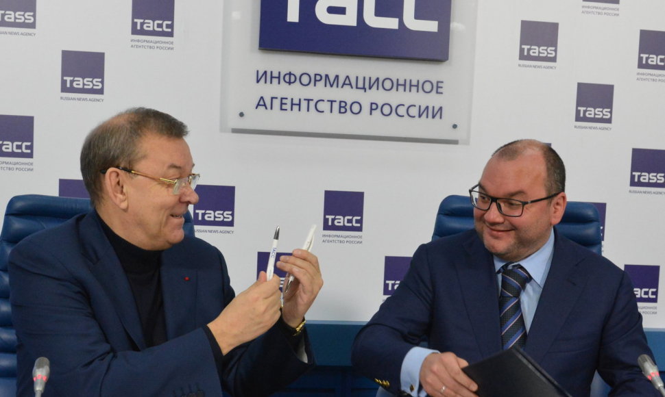Maskvos Didžiojo teatro generalinis direktorius Vladimiras Urinas (K) ir agentūros TASS generalinis direktorius Sergejus Michailovas.