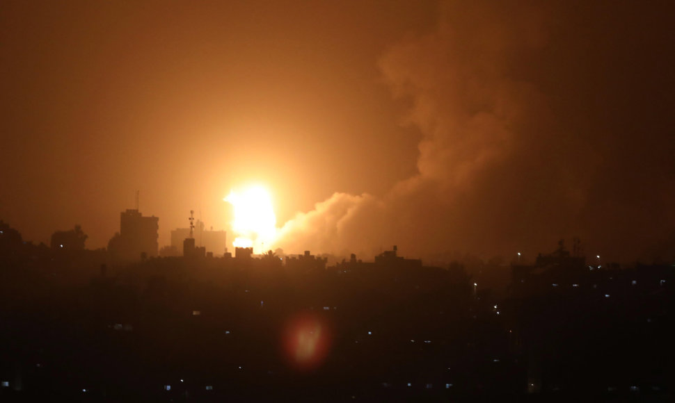 Ugnis ir dūmai Gazos ruože po Izraelio smūgio