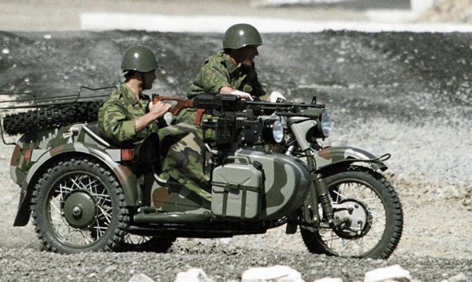 Rusijos kariai ant motociklo