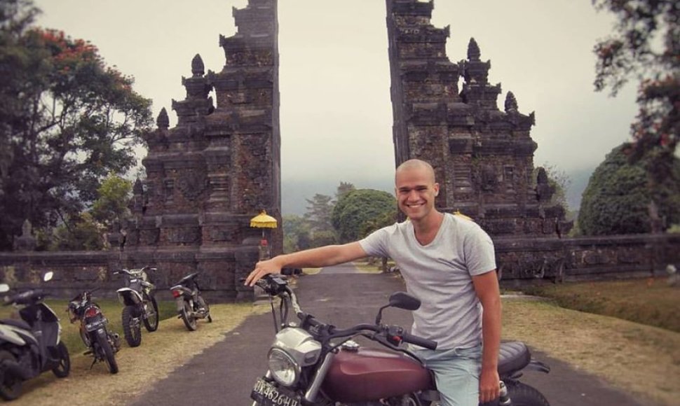 Po Balio salą lietuvis važinėjo motociklu