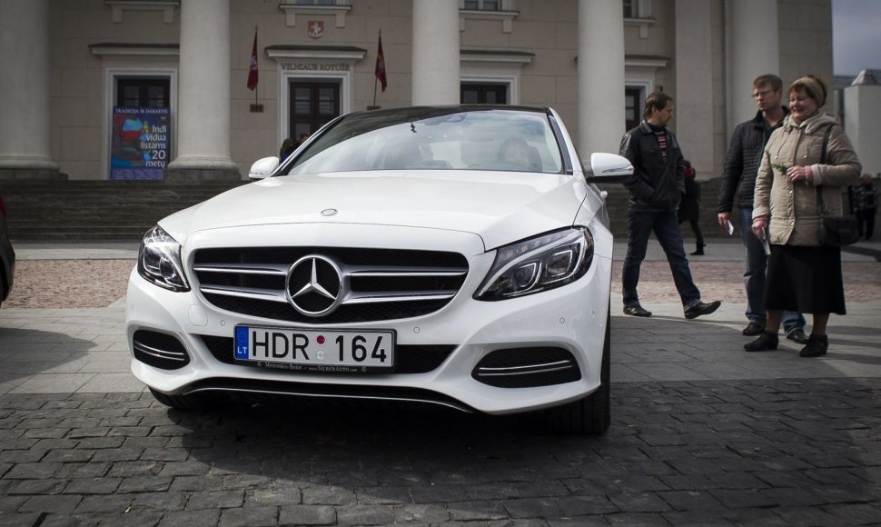 Rotušės aikštėje pristatyti naujausi „Mercedes-Benz“ modeliai