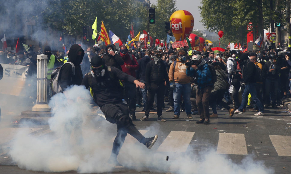 Prieš Gegužės 1-osios demonstraciją Prancūzijoje protestuotojai susirėmė su policija