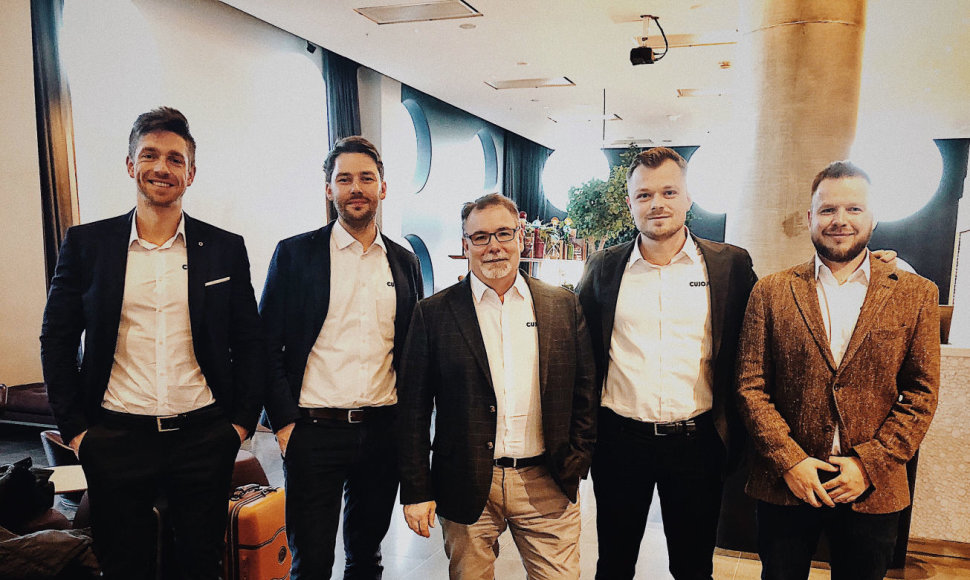„CUJO Al“ verslo vystymo komanda su CEO Einaru von Gravrocku (antras iš dešinės)