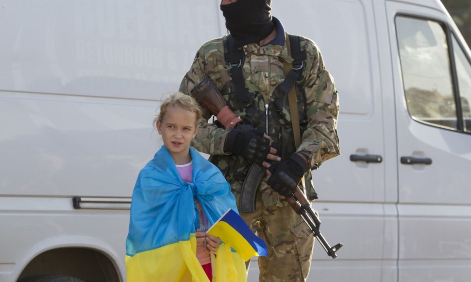 Ukrainos karys su mergaite, laikančia šalies vėliavą