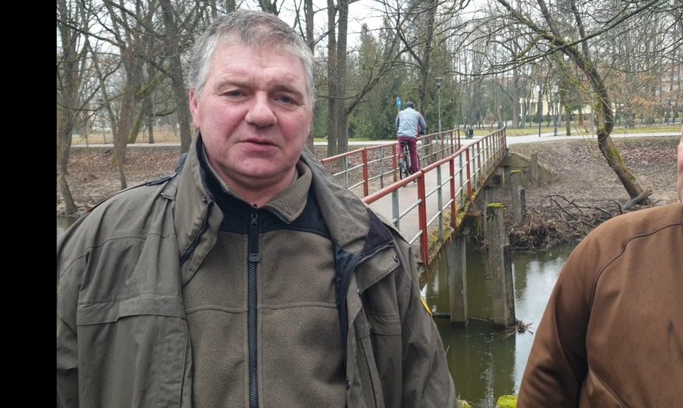 Gelbėtojais tapę šilutiškiai kolegos aplinkosaugininkai Mindaugas Mačiulis (kairėje) ir Vitalijus Gutauskas.
