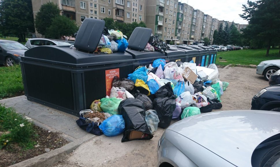 Šiukšlių perpildyti naujieji konteineriai Sukilėlių prospekte Kaune