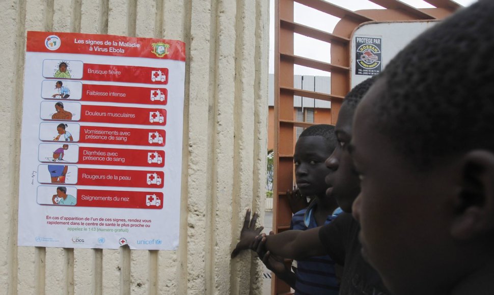 Berniukai žiūri į Ebolos viruso sukeliamus simptomus 