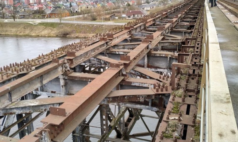 „Lietuvos geležinkeliai“ rekonstruos Jonavos geležinkelio tiltą