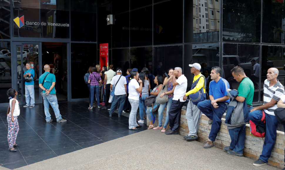 Žmonių eilė prie bankomato Venesueloje