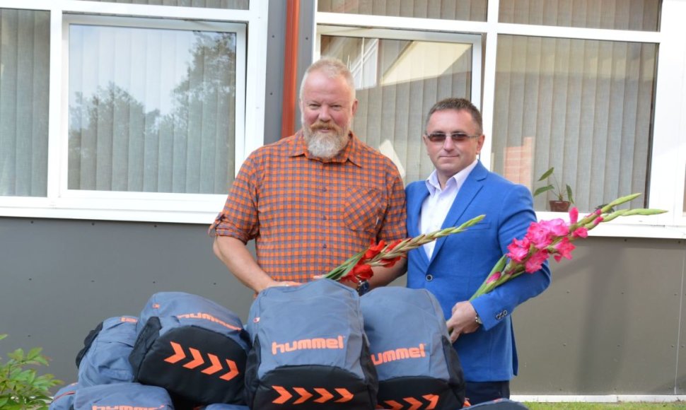 Fondo „Sporto viltys“ vadovas Rolandas Markinas ir akcijos iniciatorius Vytaras Radzevičius „Ryto“ progimnazijoje