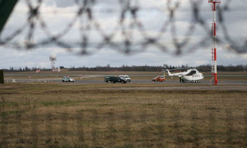 Vilniaus oro uoste dėl degalų trūkumo priverstinai nutūpė sraigtasparnis