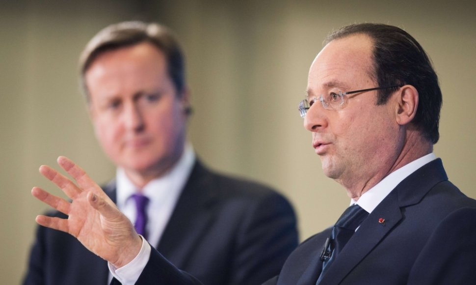Prancūzijos prezidentas Francois Hollande'as ir britų premjeras Davidas Cameronas (kairėje)