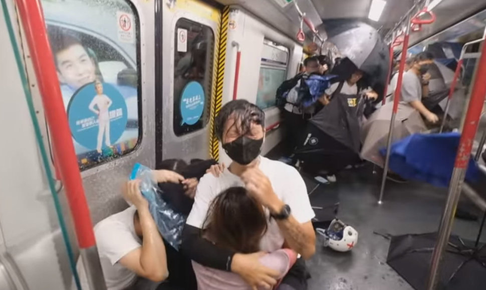 Ištrauka iš vaizdo įrašo, kuriame rodomi Honkongo policijos užpulti protestuotojai Princo Edvardo metro stotyje 2019 m. rugpjūčio pabaigoje
