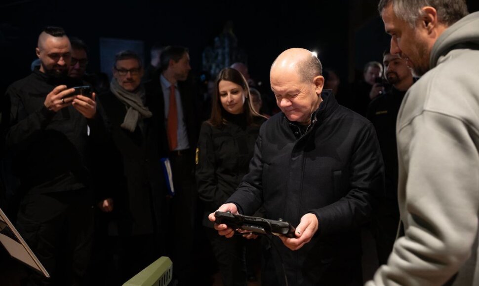Olafas Scholzas ir Volodymyras Zelenskis apžiūri dronus ir kitas gynybos sistemas
